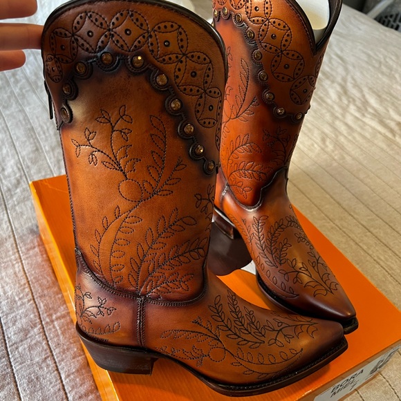 Soto Boots Womens Tan Zippered Cowgirl Boots - Picture 4 of 7